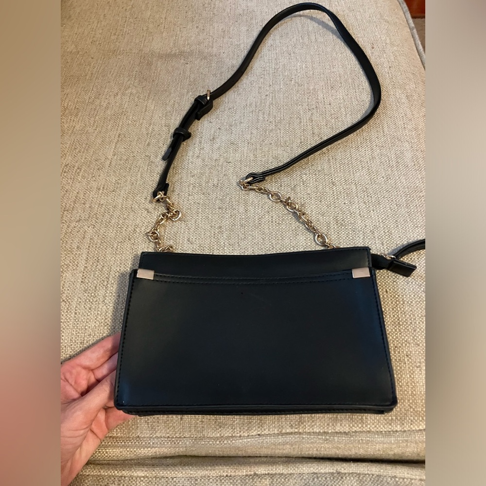 Black leather crossbody bag with gold chain accent - Picture 3 of 4